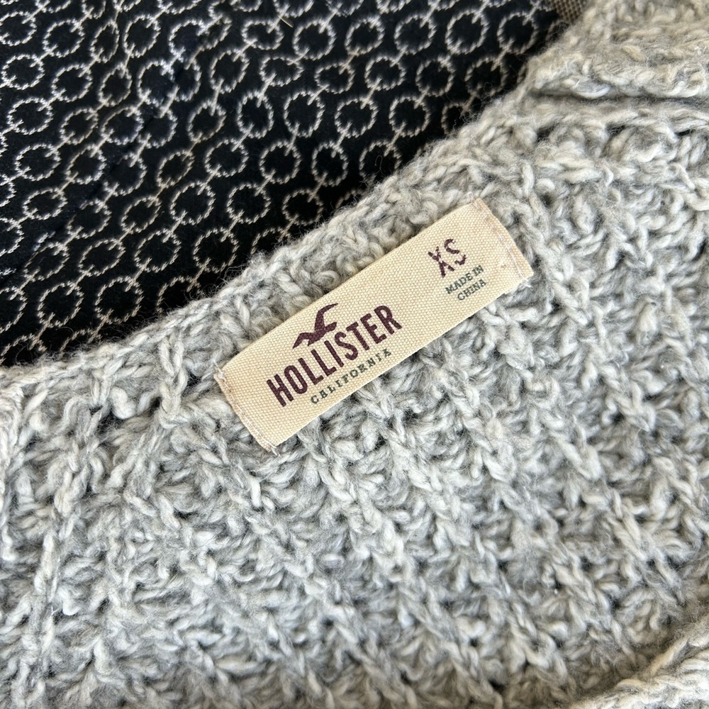 Hollister V-Neck Sweater - Picture 6 of 7